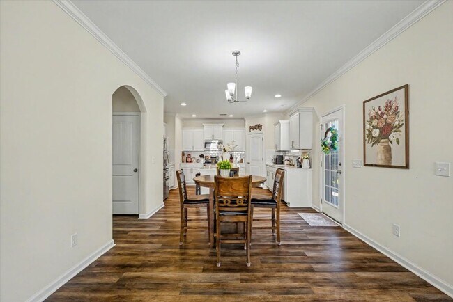 Building Photo - Stunning 5 Bed/3.5 Bath Home in Buckhead East