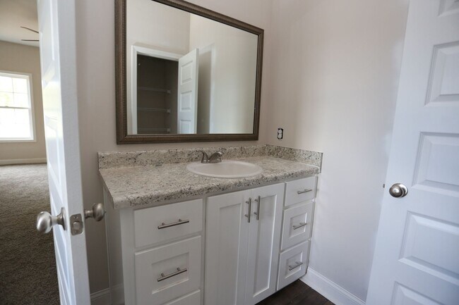 Building Photo - 3 Bedroom Brick House in SEB School District Available NOW