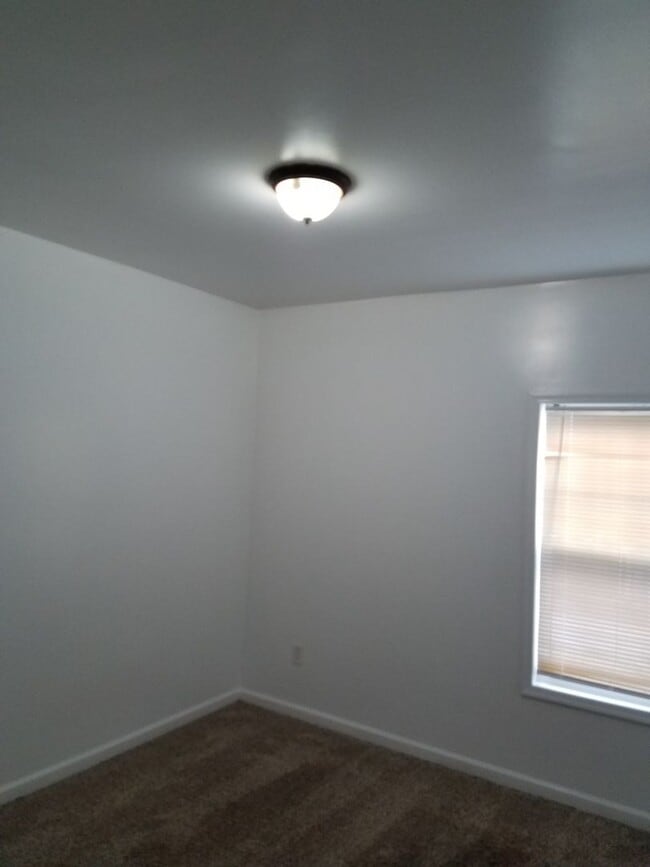 Building Photo - 4 bedroom 2 bath unit within minutes of Old Dominion University