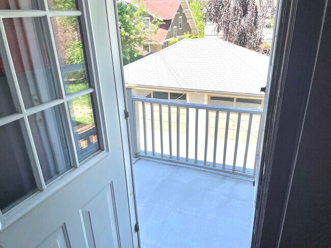 Building Photo - Available Stunning 5-Bedroom, 3-Bath Townhome with High-End Finishes