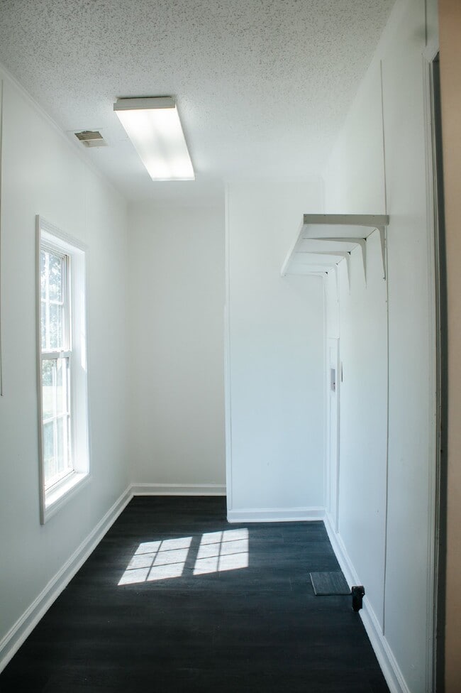 Building Photo - Spacious 4-Bed, 3-Bath Retreat on Greenhill Rd – 2000 Sq Ft of Charleston Charm!