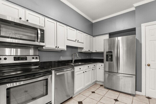 Building Photo - Townhome LOCATION!