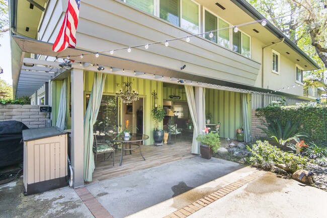 Building Photo - 924 S Orange Grove Blvd