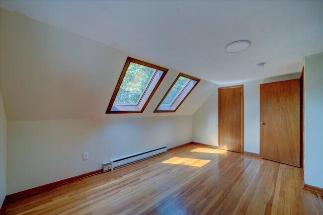 Building Photo - 3 Bedroom Apartment in Burlington VT Avail...