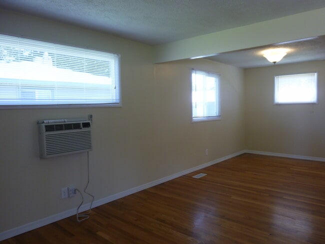 Building Photo - 1211 W Dalke Ave