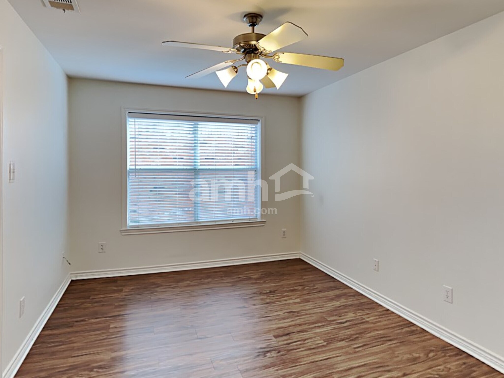 Building Photo - 9024 Eastwood Ave