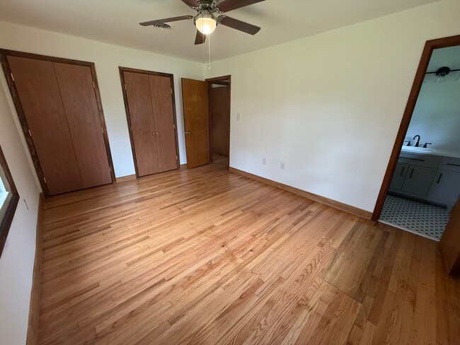 Building Photo - Large 4-Bed Brick Rancher with 2-Car Attac...