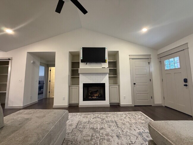 Building Photo - Charming Furnished 3-Bedroom 2 Bath Home i...