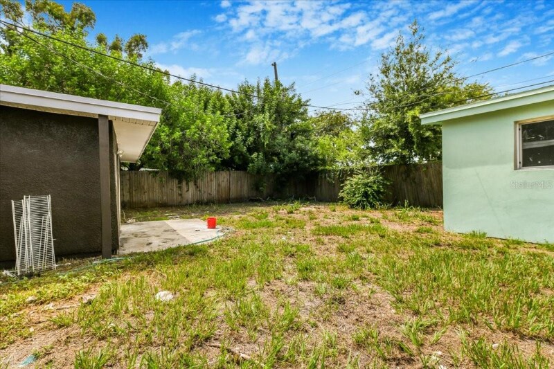 Building Photo - 2110 Alemanda Dr