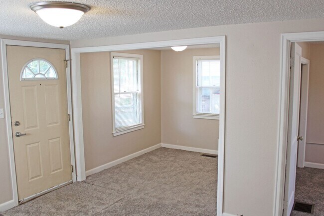 Building Photo - 1-Bedroom, 1-Bath House for Rent
