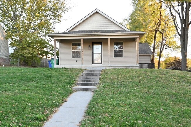 Building Photo - Cute 3-bedroom, 2 bath home with 1 car gar...