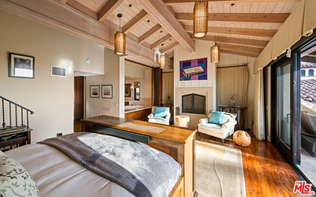 Building Photo - 964 Palisades Beach Rd