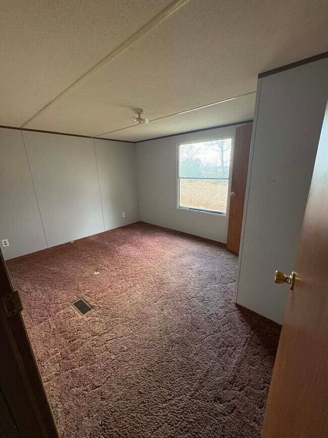 Building Photo - Simple Country Living!