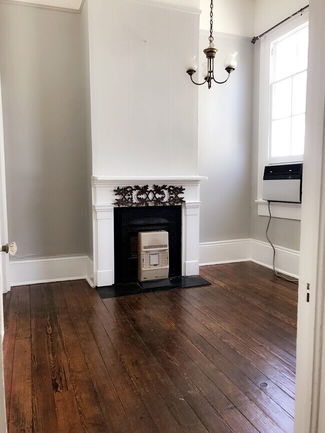Building Photo - Cozy 1BD/1BA Steps to the St. Charles Stre...