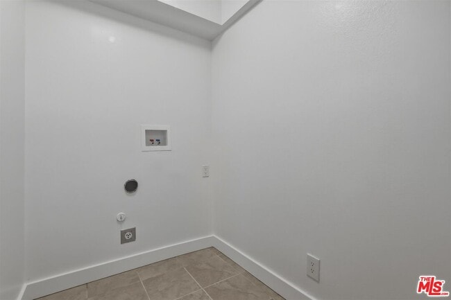 Building Photo - 435 N Oakhurst Dr