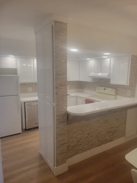 Building Photo - 570 N Tropic Ln