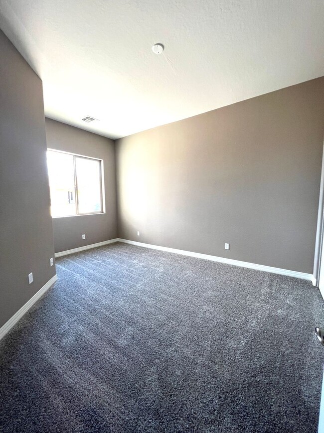 Building Photo - 3 Bedroom, 2 Bath with Office/Den Room In ...