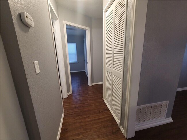 Building Photo - 309 E Fairchild Dr