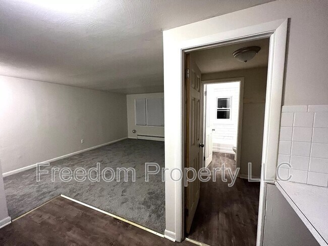 Building Photo - 353 Main St