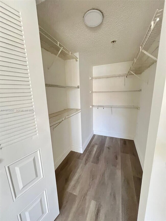 Building Photo - 440 S Park Rd