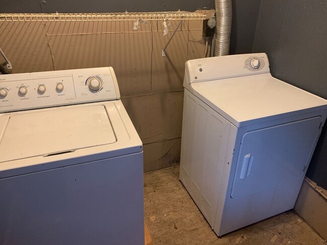 Building Photo - LARGE HOUSE IN CEDAR FALLS  fenced yard, deck, washer / dryer, central air,