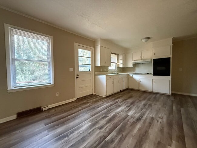 Building Photo - 3 Bedroom/1 Bath home for rent