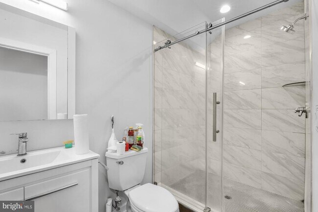 Building Photo - 385 Martin St