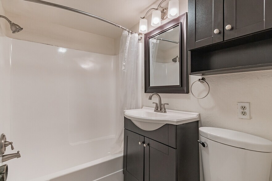 Guest Bathroom - 851 Cypress Ave