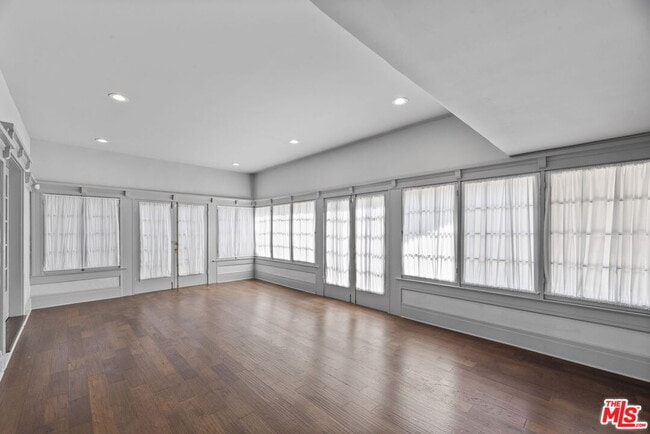 Building Photo - 344 S Kingsley Dr