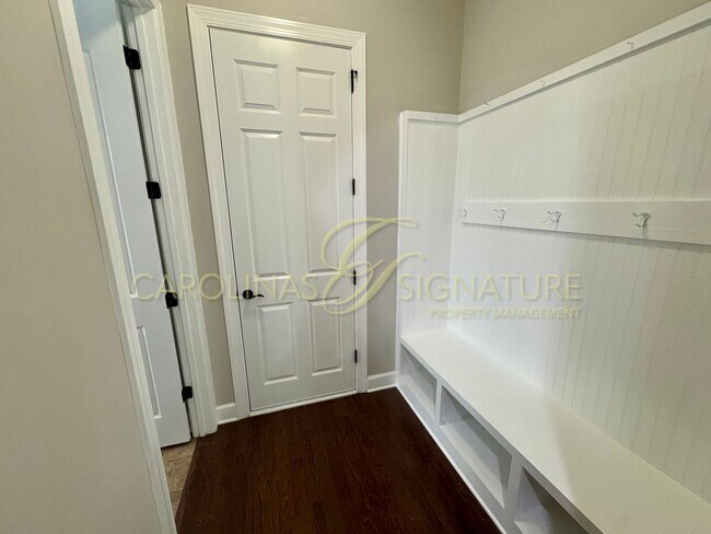 Building Photo - Move-In Ready Family Home. Prime Location, Updated Features