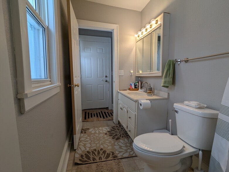 Building Photo - 732 Case Ave