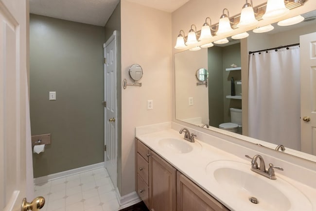 Building Photo - 212 Walter St