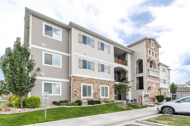 Building Photo - 1881 N Crest Rd