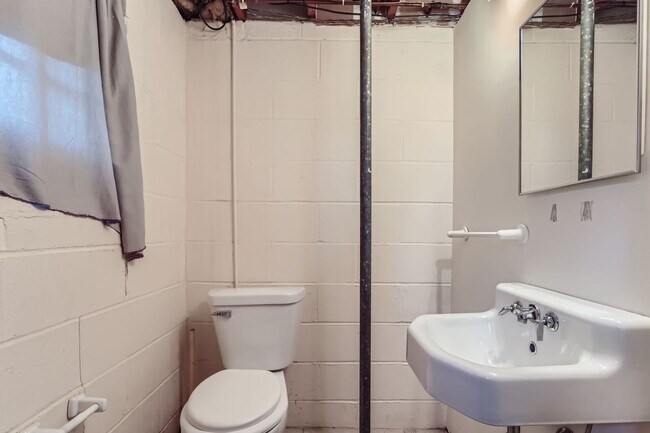 Building Photo - Modern 2 Bed/2 Bath Unit in Minneapolis! R...