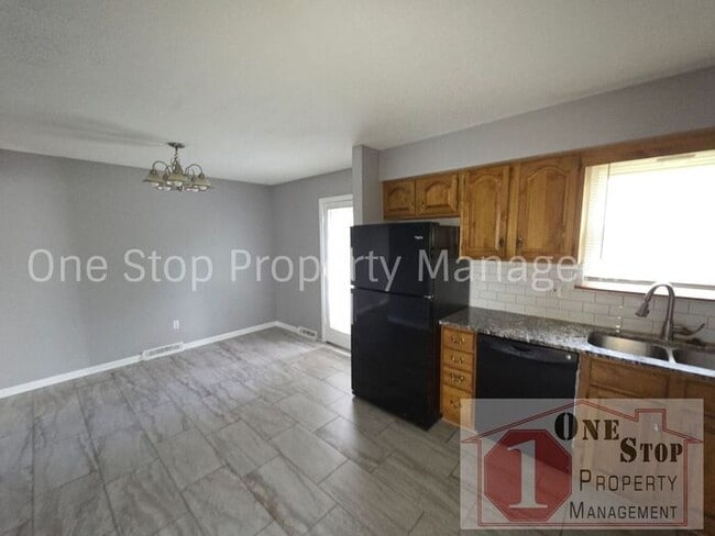 Building Photo - The Perfect 3 bedroom/2 bathroom home in Grandview, MO!