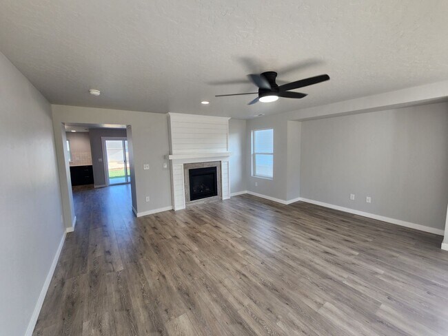 Building Photo - Brand New 5 Bedroom