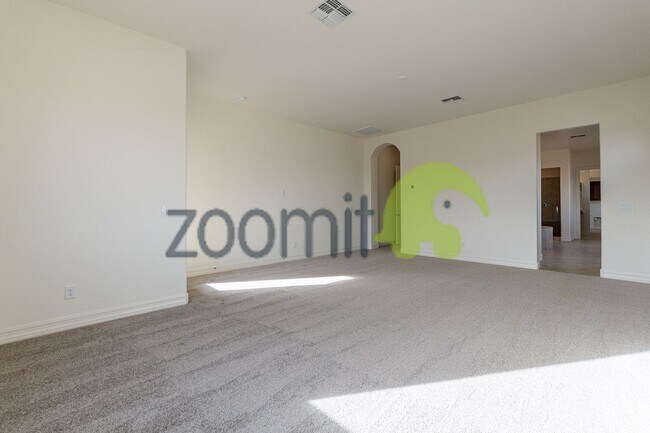 Building Photo - Beautiful Views!