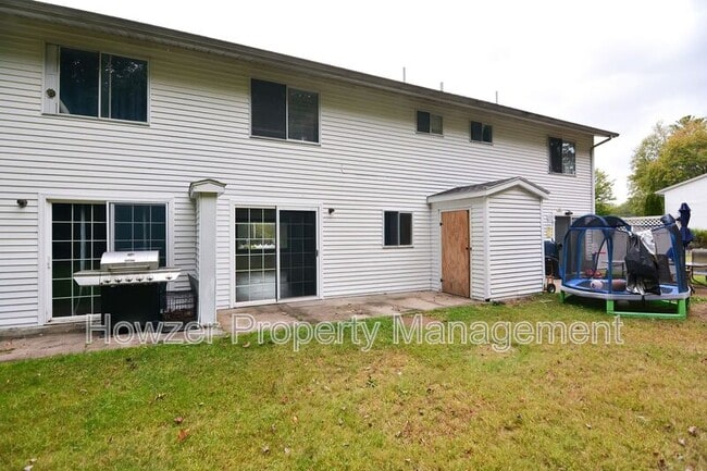 Building Photo - 76 Maple St