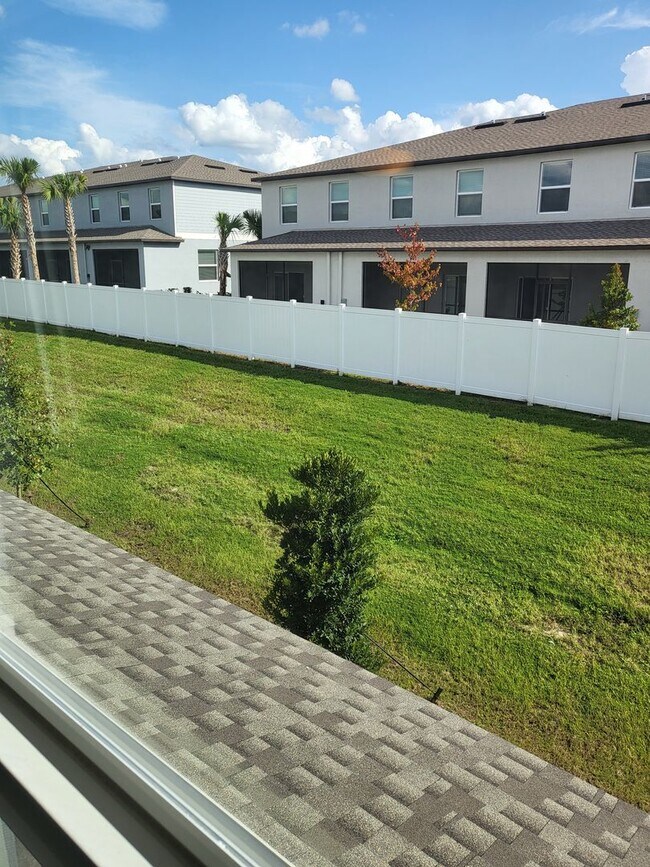 Building Photo - Available Now : Charming 3 Bed, 2 Bath Townhome in a Prime Location