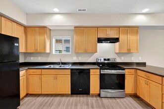 Building Photo - Glisan Townhomes 17218-17298 NE Glisan St. Portland, OR 97230