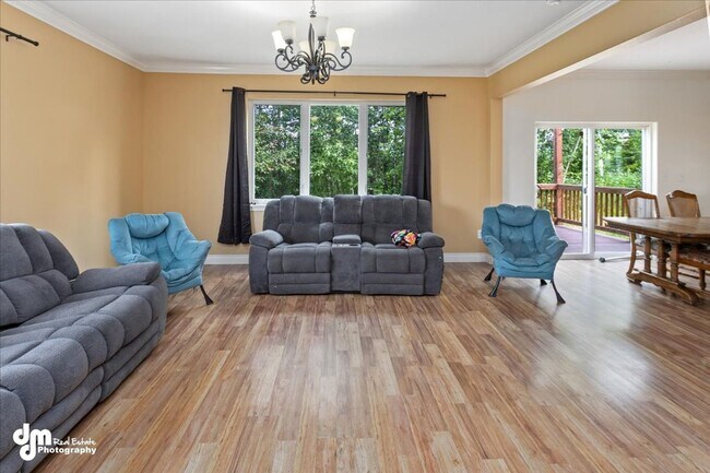 Building Photo - Spacious 5BD/3BA Home!