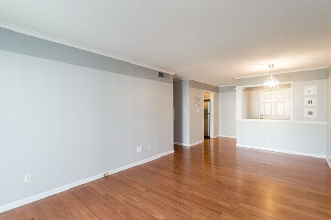Building Photo - Pool View Condo Available!