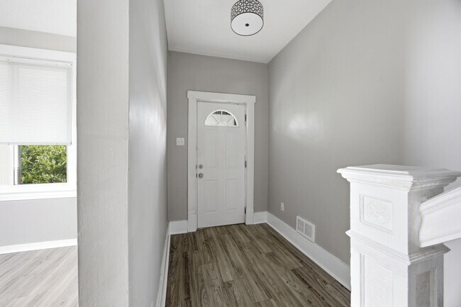 Building Photo - 827 Hinnerman St