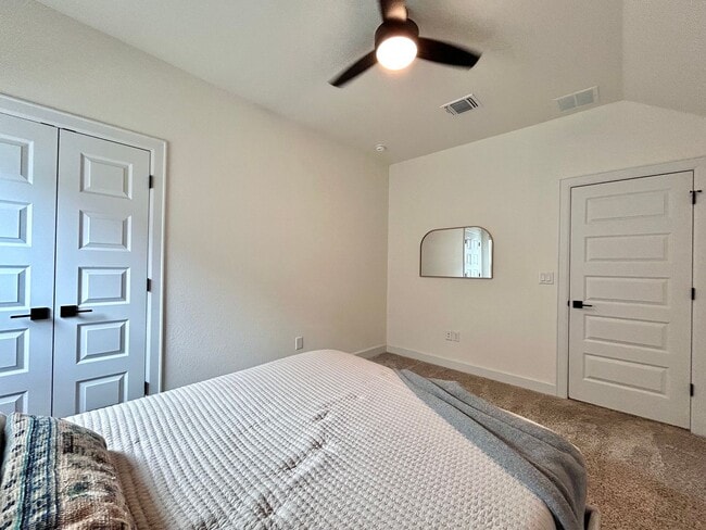 Building Photo - Spacious & Beautiful 3/BR 2/BA Two-Level Home with Garage & Fenced Yard