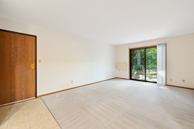 Building Photo - Lower 1 Bedroom 1 Bathroom Apartment Available