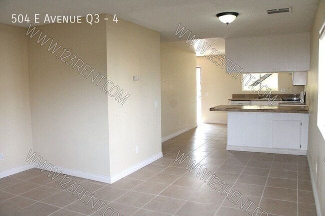 Building Photo - 504 E Ave Q3