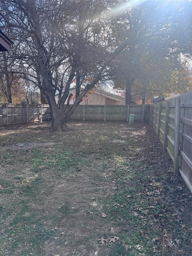 Building Photo - 1816 Hillcrest Dr