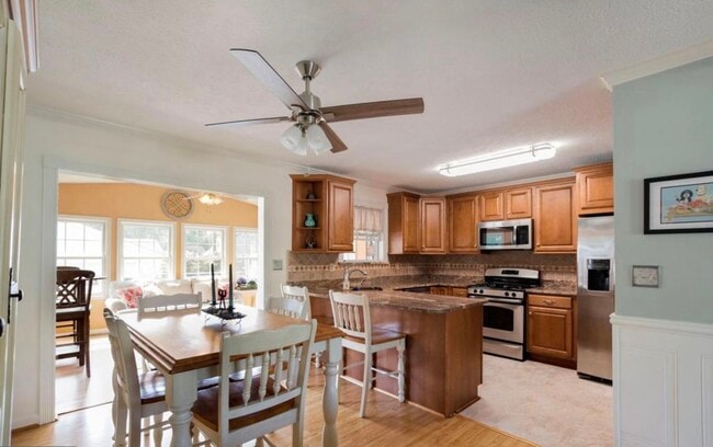 Building Photo - 45 Archwood Ave