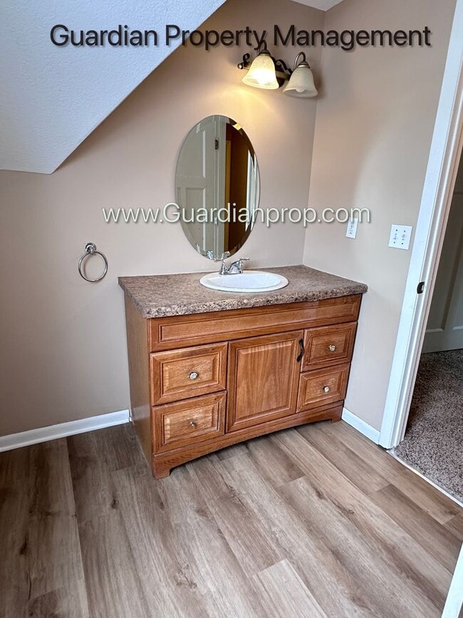 Building Photo - Spacious Two Bedroom Single Family Home, Hardwood Floors, W/D, Dishwasher