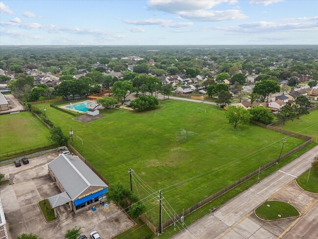 Building Photo - 4214 Fernside Dr